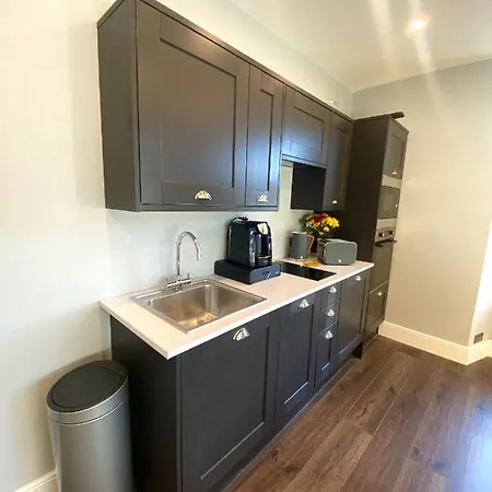 3 West End Boutique *