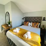 3 West End Boutique *